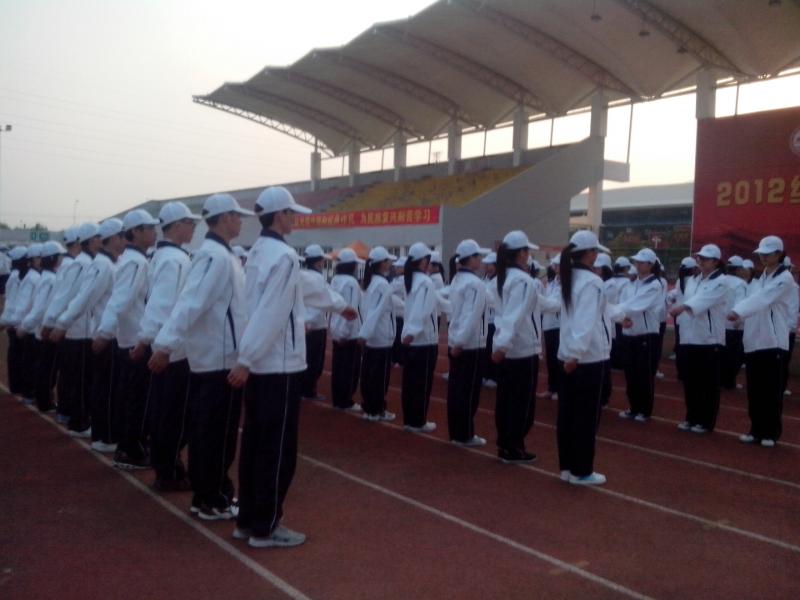304永利集团2012级新生军训系列报道之齐步走2.jpg 304永利集团2012级新生军训系列报道之齐步走2.jpg